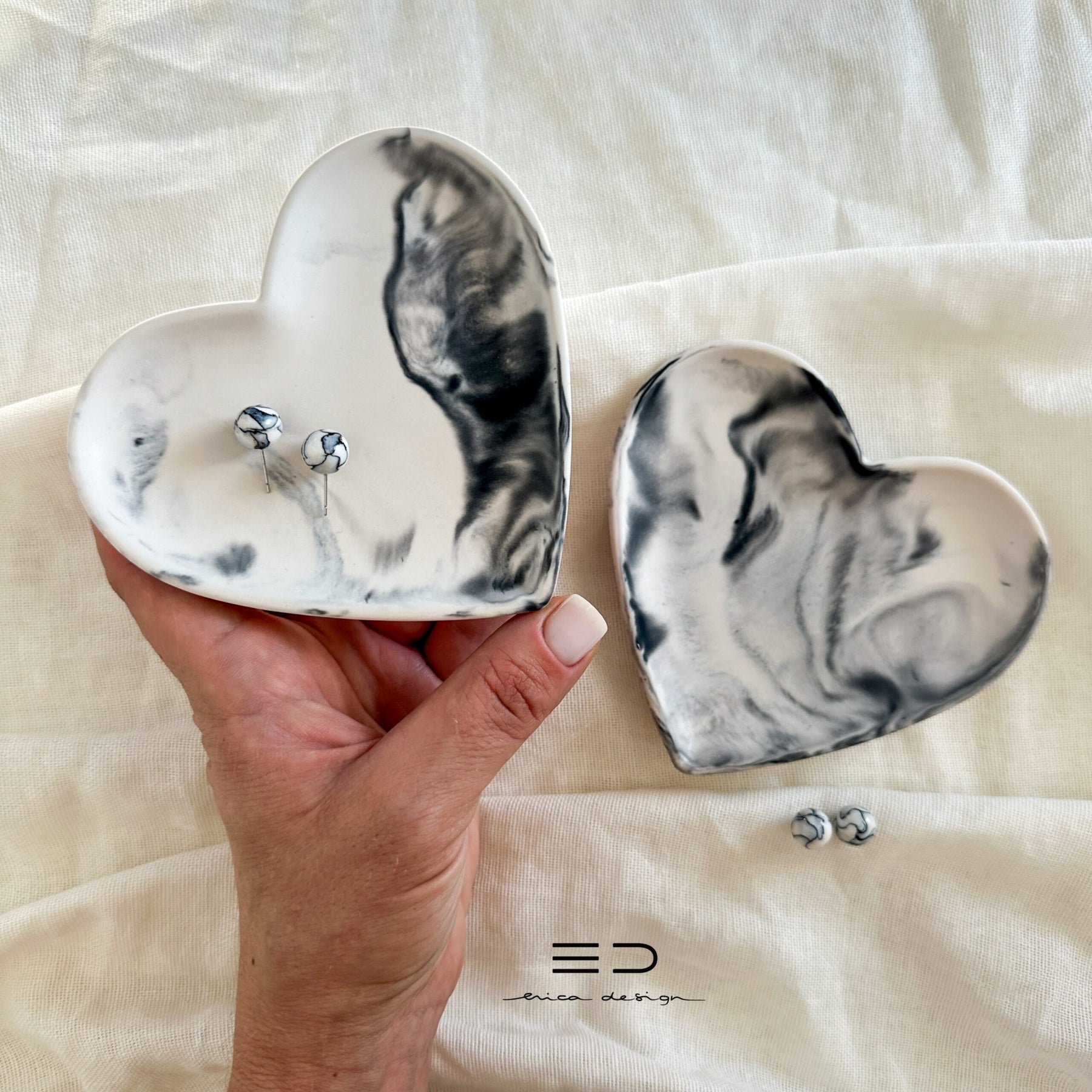 gift set | HEART | stud earrings + tray | black