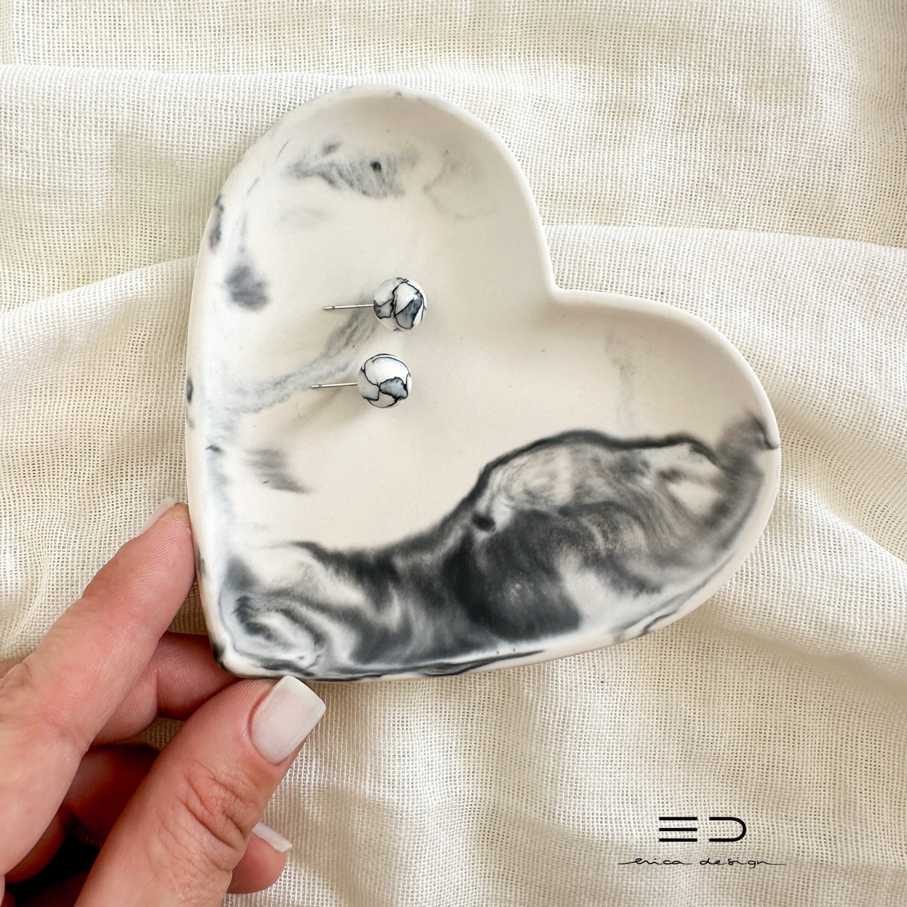 gift set | HEART | stud earrings + tray | black