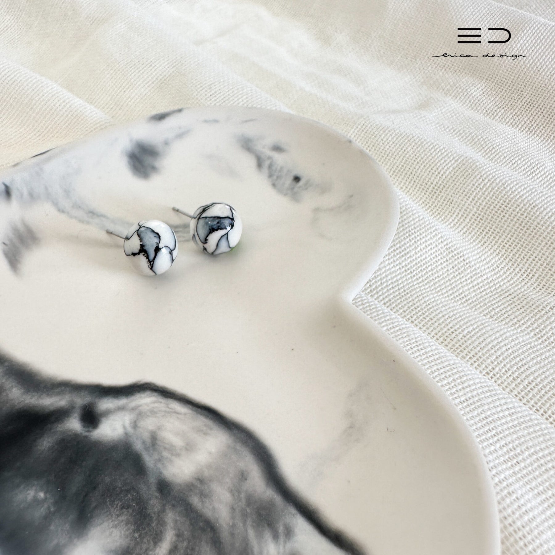 gift set | HEART | stud earrings + tray | black