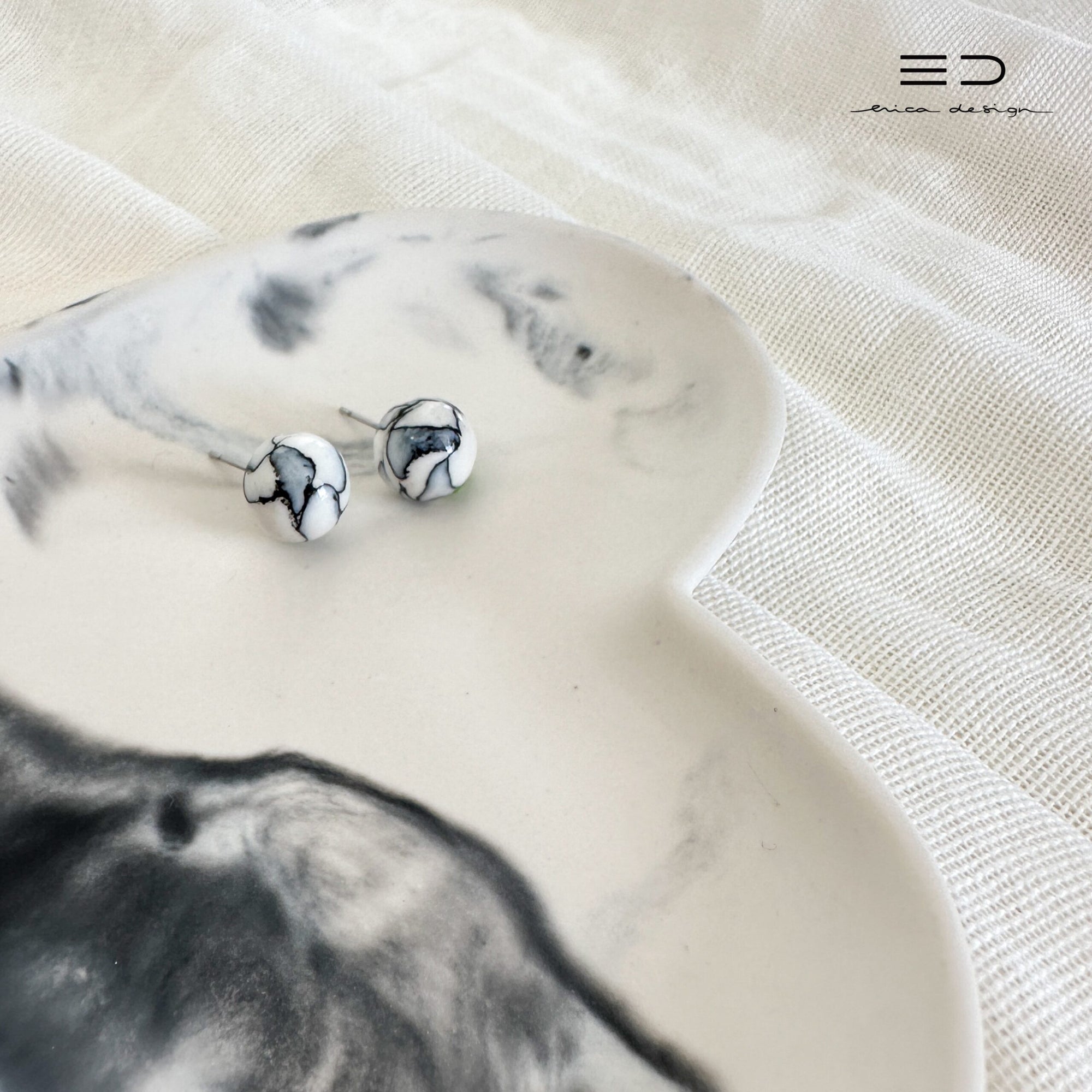 gift set | HEART | stud earrings + tray | black