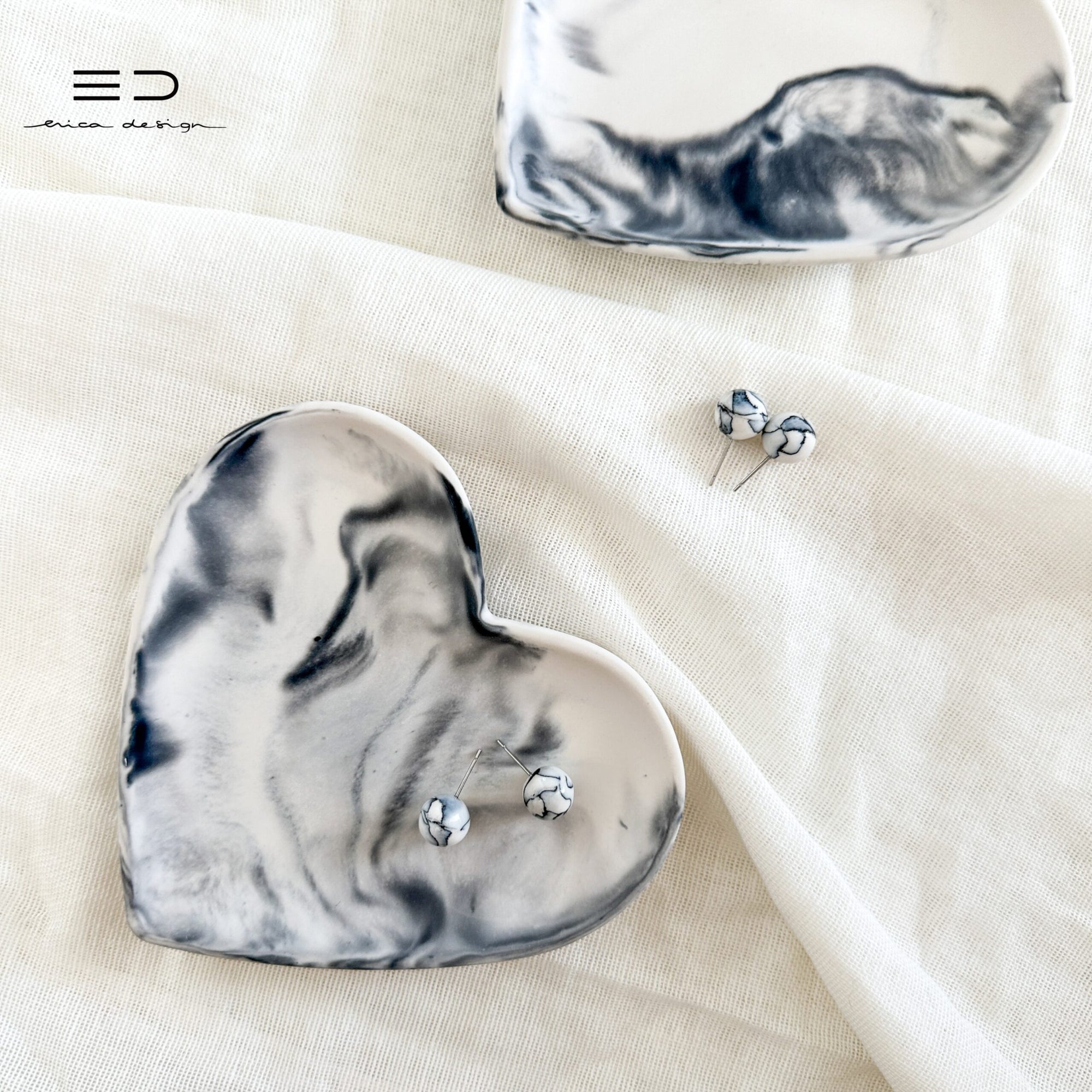 gift set | HEART | stud earrings + tray | black