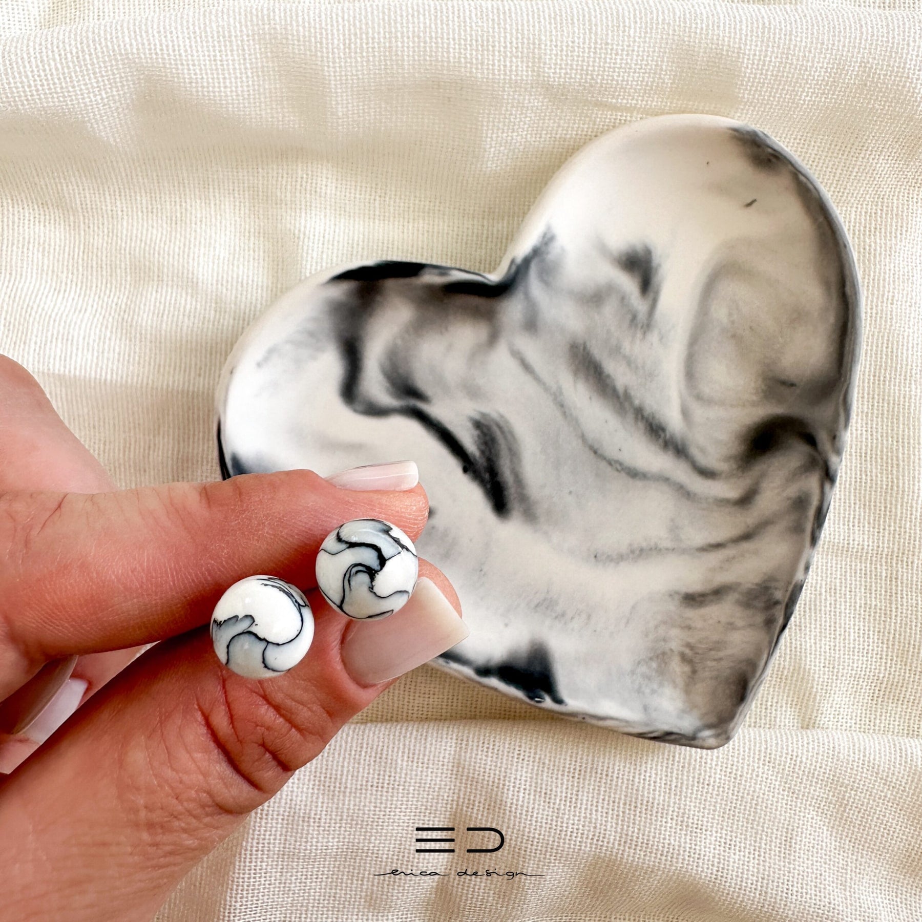 gift set | HEART | stud earrings + tray | black