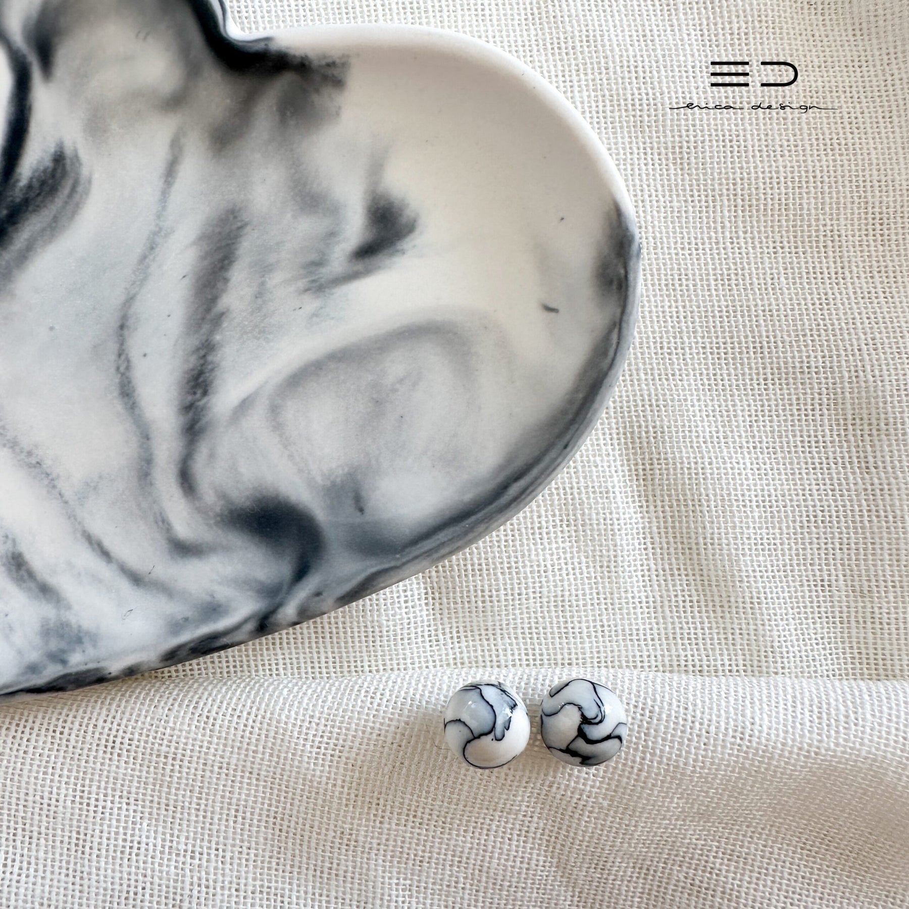 gift set | HEART | stud earrings + tray | black