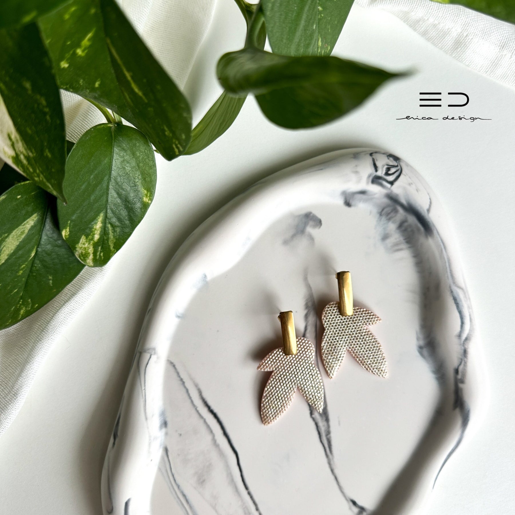 decorative tray wave | black and white