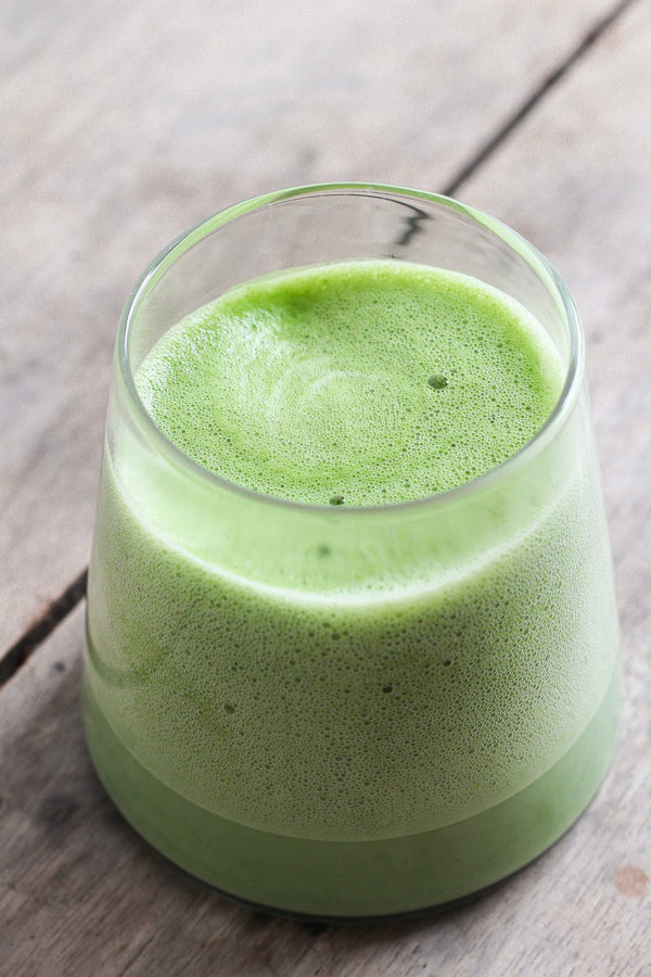 Gros plan sur un matcha latte préparé avec le mélange en poudre bio de la marque nümorning