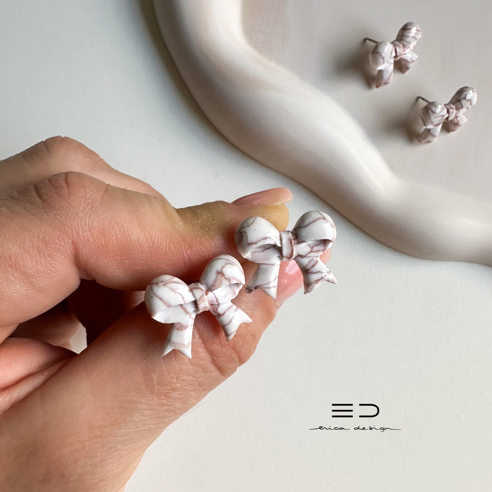 earrings bow | marble