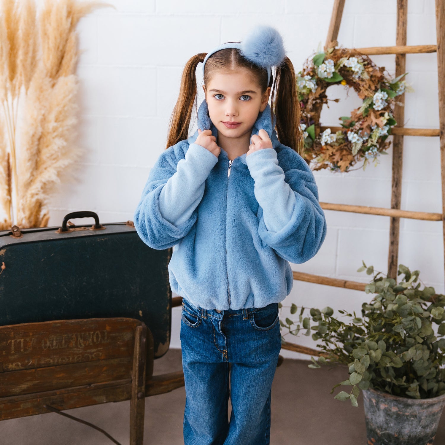 HEADBAND WITH POM POM