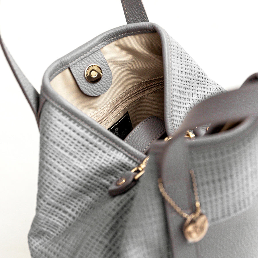 JAMAICA – Laser-cut leather bag in milk color