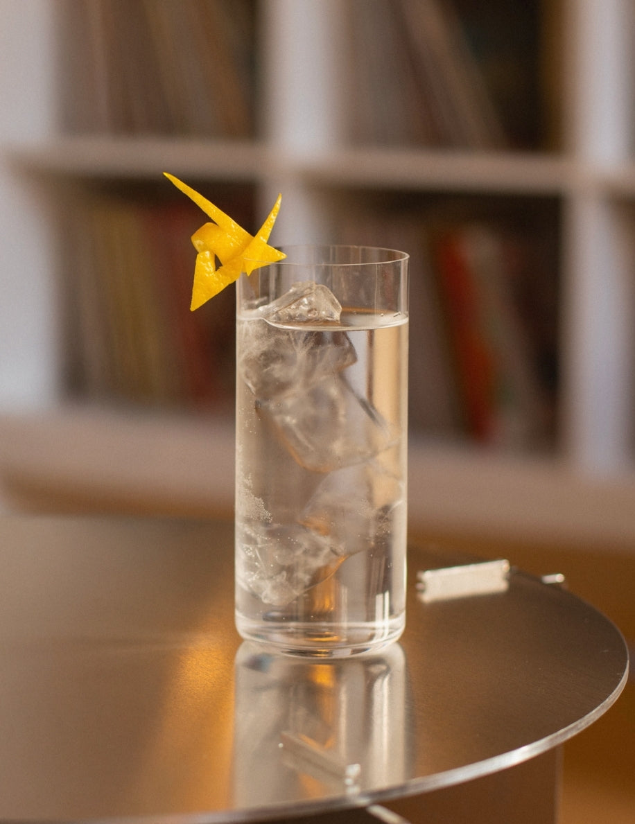 Gin sans alcool posé sur une table