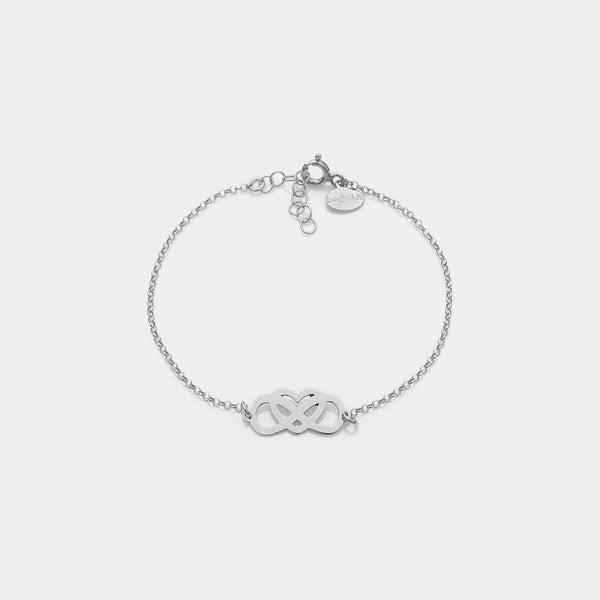 Pulsera de plata chapada en rodio con centro de infinito entrelazado y perforado y corazón