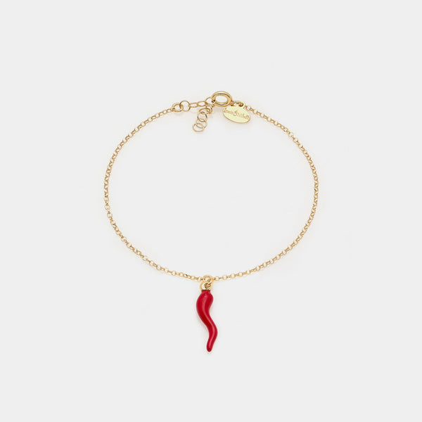Pulsera de plata chapada en oro con colgante de cuerno de la suerte de esmalte rojo central