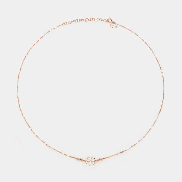 Collana argento rosato con centrale quadrifoglio con petali a cuore traforato e 3 sfere sfaccettate ai lati