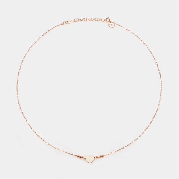 Collar de plata rosa con centro de corazón simple y 3 esferas facetadas a los lados