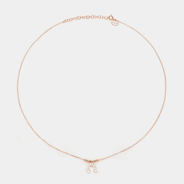 Collar de plata rosa con un herradura colgante central y esferas facetadas a los lados