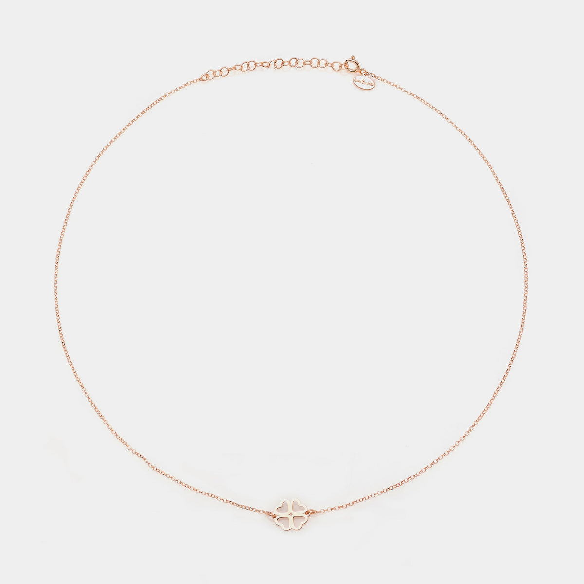 Collar de plata rosa con centro de trébol y pétalos con corte en forma de corazón