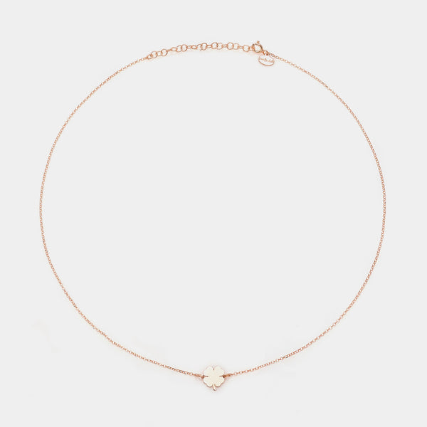Collar de plata rosa con centro de trébol