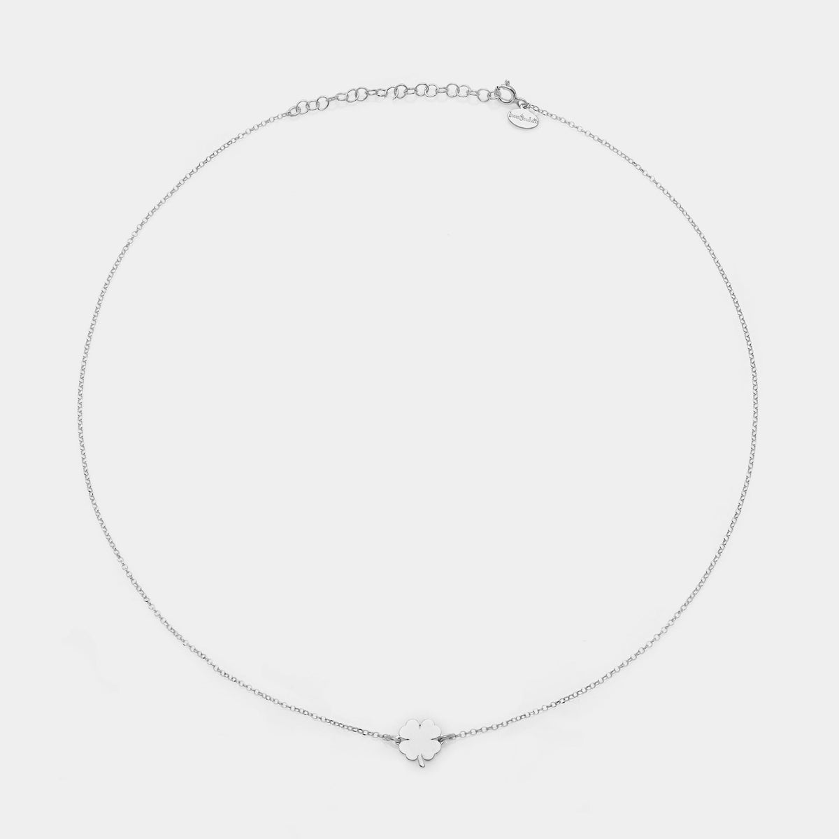 Collar de plata chapada en rodio con centro de trébol