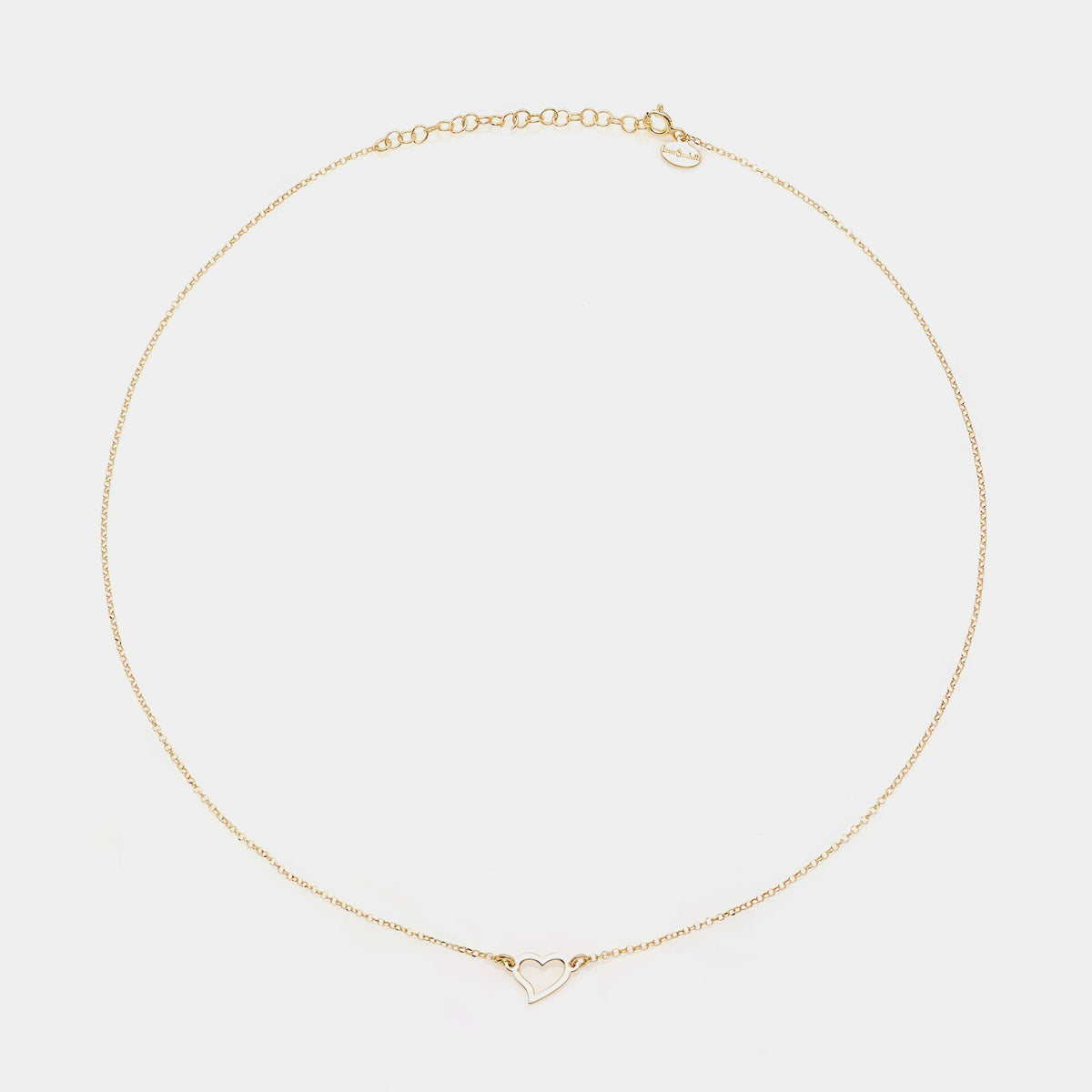 Collar de plata chapada en oro con centro en forma de corazón retorcido