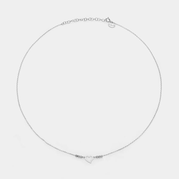 Collar de plata chapada en rodio con centro de corazón retorcido y 3 esferas facetadas a los lados