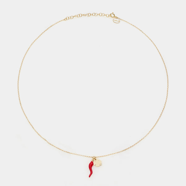 Collar de plata chapada en oro con centro de cuerno esmaltado y trébol colgante
