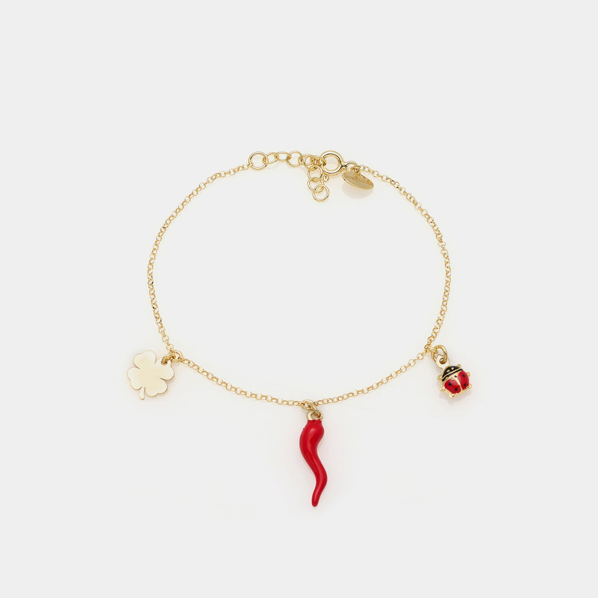 Pulsera de plata chapada en oro con colgantes de cuerno, mariquita de esmalte y trébol