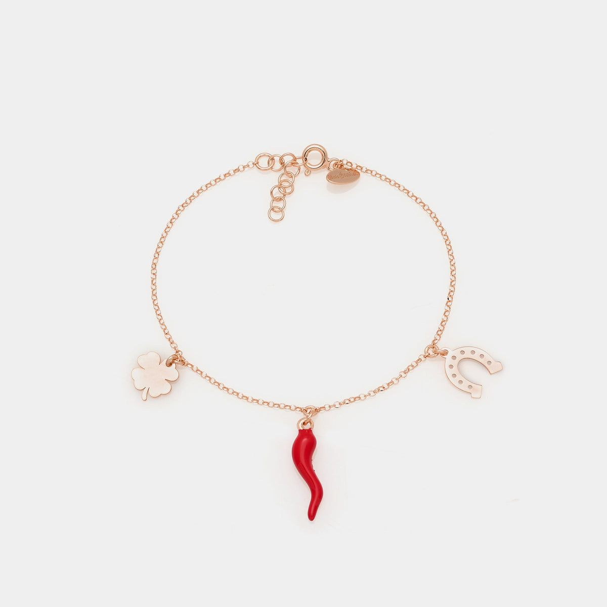 Pulsera de plata chapada en oro rosa con colgantes de cuerno esmaltado, trébol y herradura