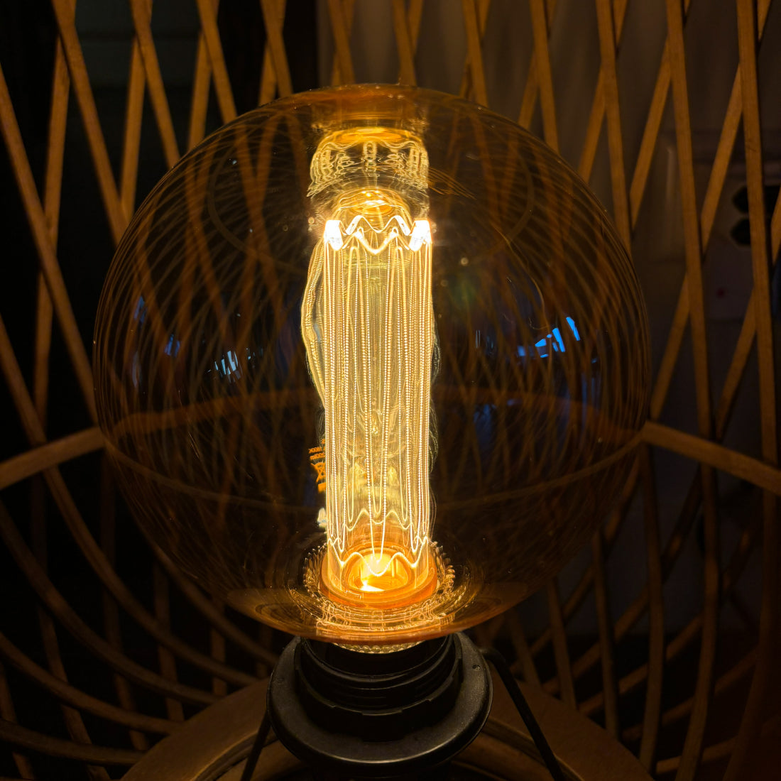 Klassieke globe LED lamp met filament, E27 fitting, 3 standen dimbaar, 1800K extra warmwit