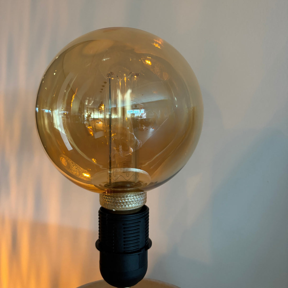LED filament lichtbron E27 in retro globe design, dimbaar in 3 stappen, 1800K warmwit