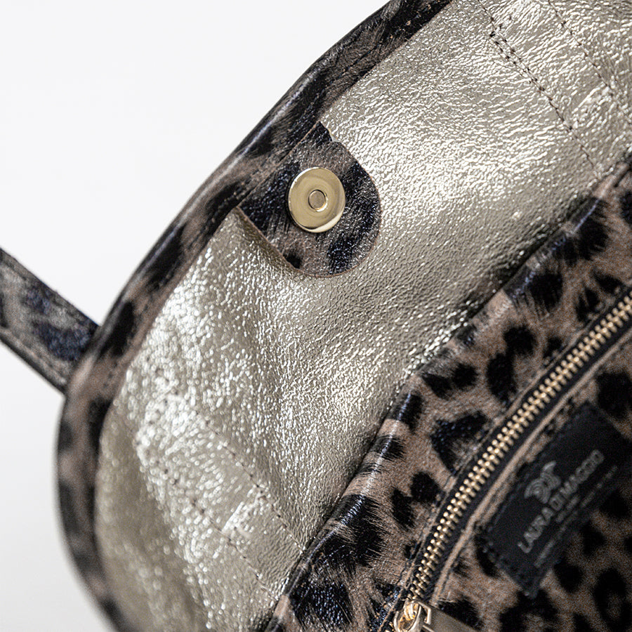 LEOPARD MAXI - Maxi shopping bag in glossy animal print leather