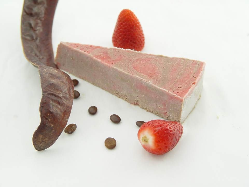 Carob-strawberry ice raw cake - large - 16 pieces (available from 15.5. to 30.9.)
