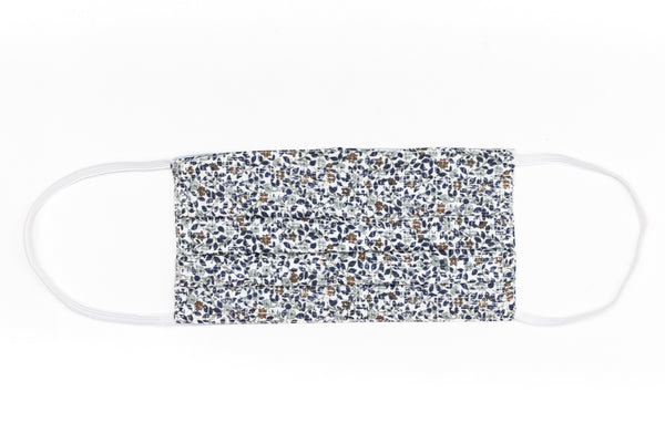 Masque avec des feuilles et des fleurs