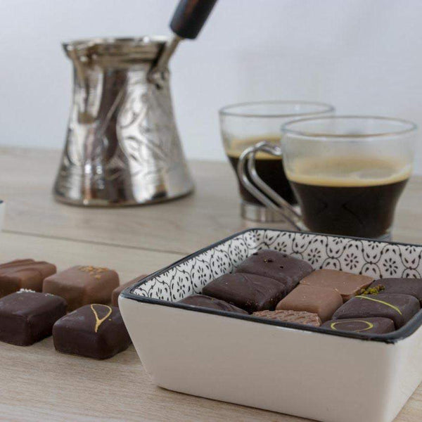 Un assortiment de chocolats fins pour accompagner votre café