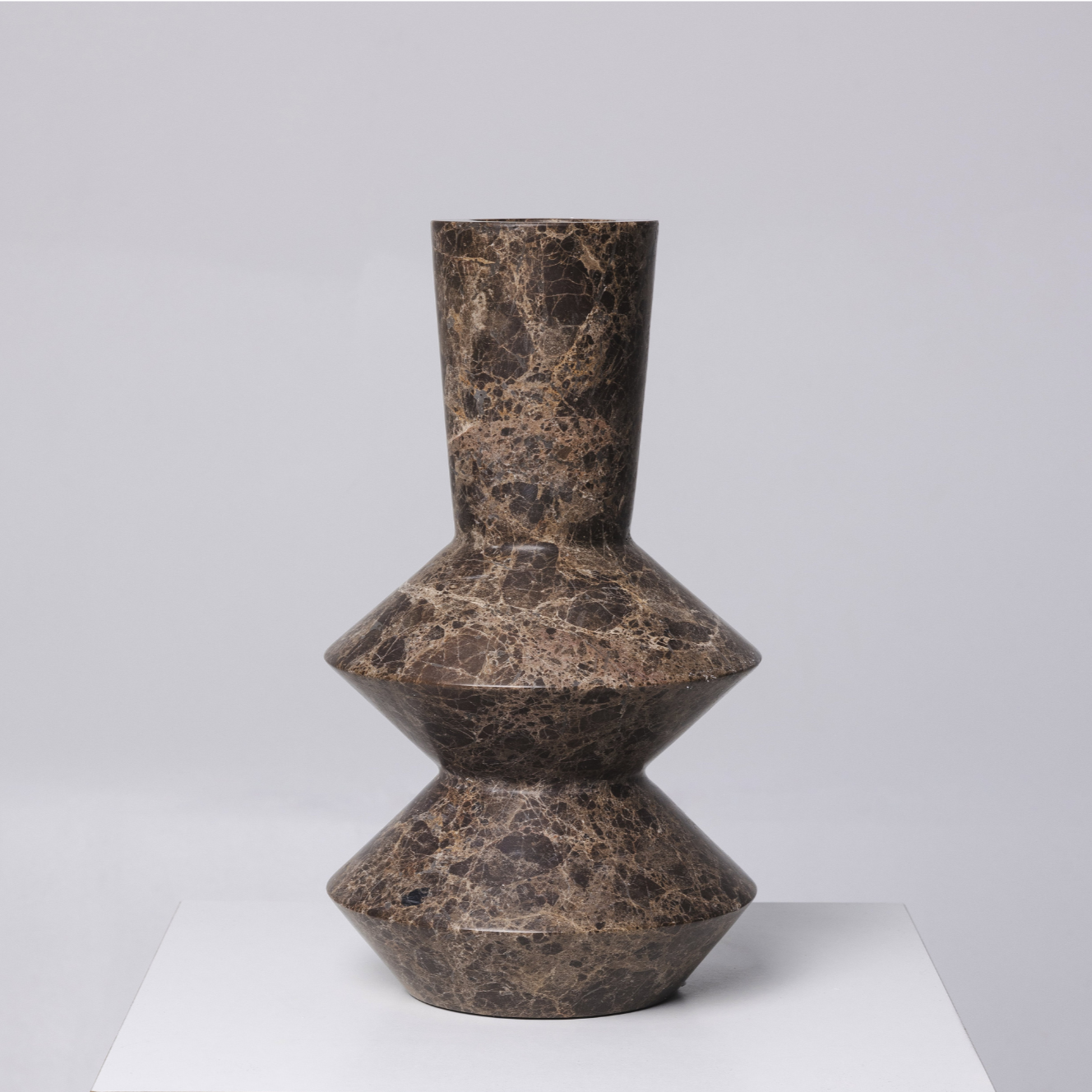 Jarrón Rombo H35cm de Mármol Dark Emperador