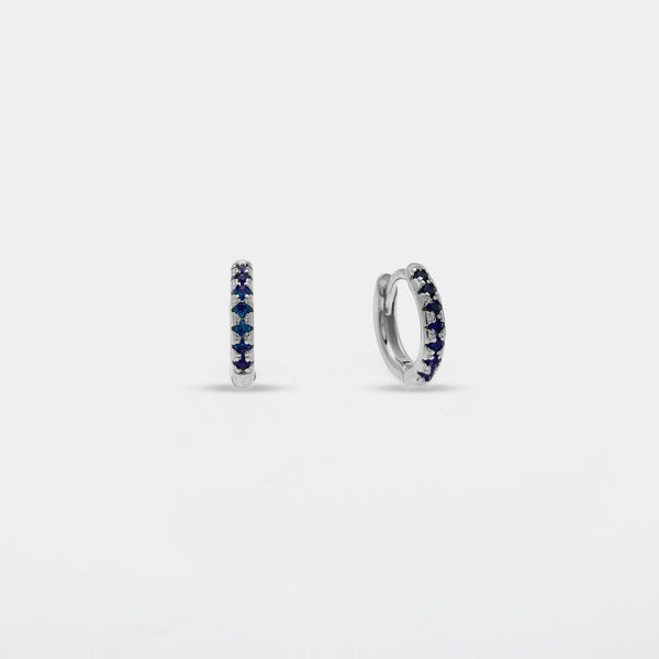 Pendientes de plata chapada en rodio con zirconia azul, aro de 10 mm