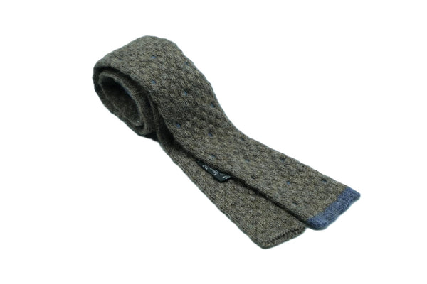 Light gray knitted tie with blue polka dots in wool blend