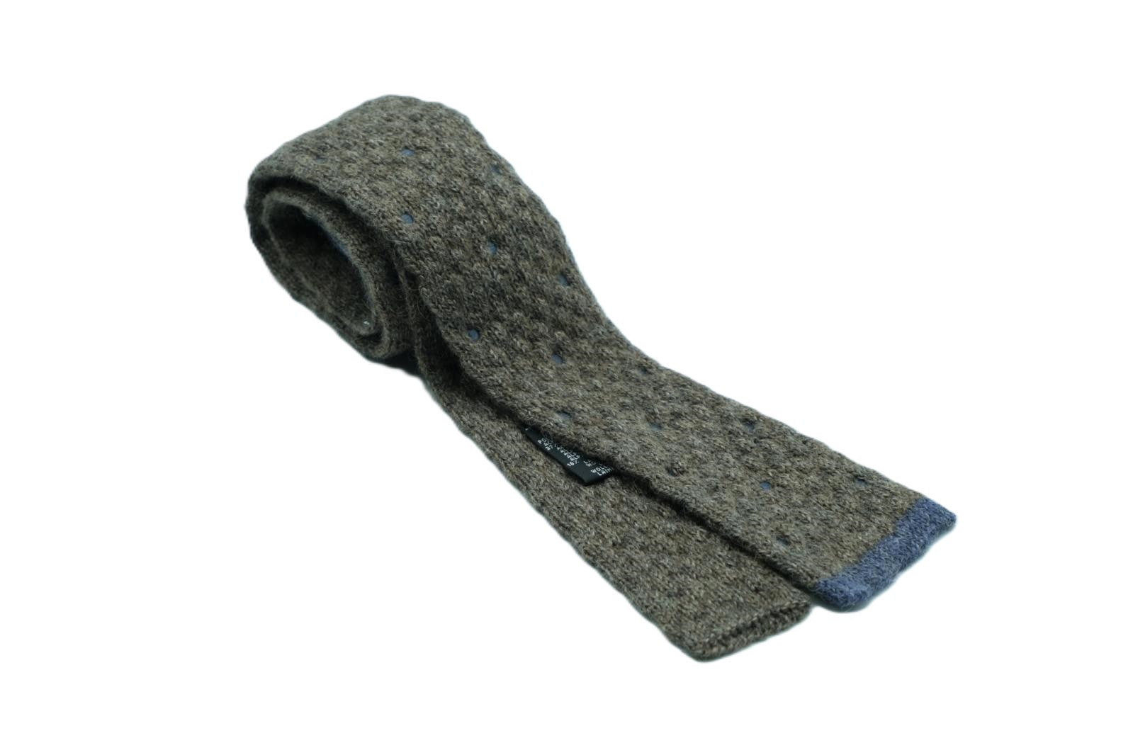 Light gray knitted tie with blue polka dots in wool blend