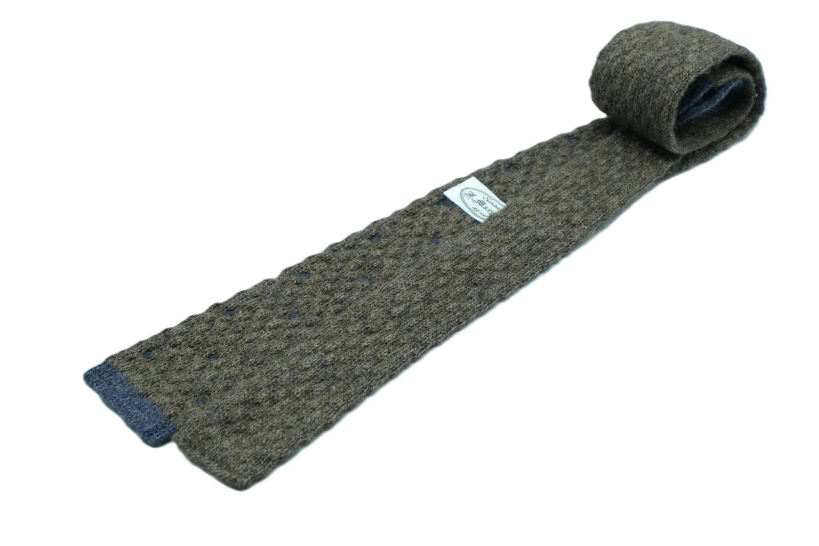 Light gray knitted tie with blue polka dots in wool blend
