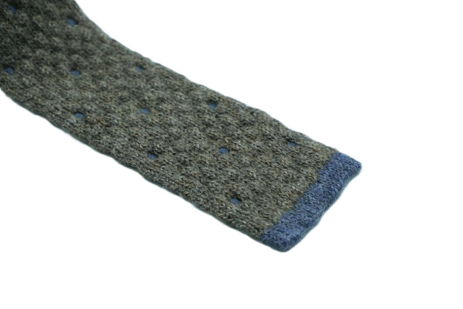 Light gray knitted tie with blue polka dots in wool blend