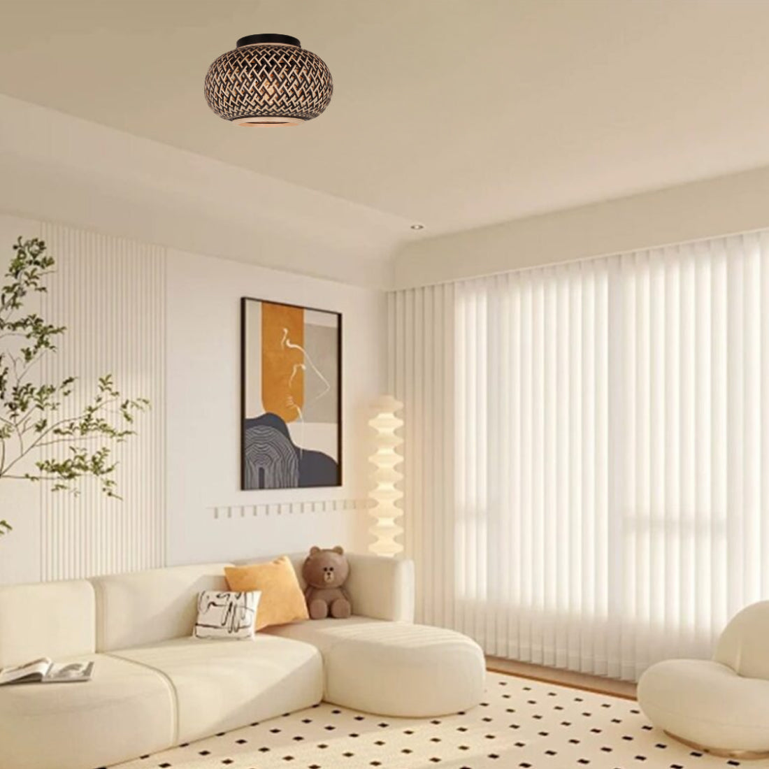 Plafondlamp Various Weaving Ø38 cm van bamboe natuur/zwart in modern interieur.