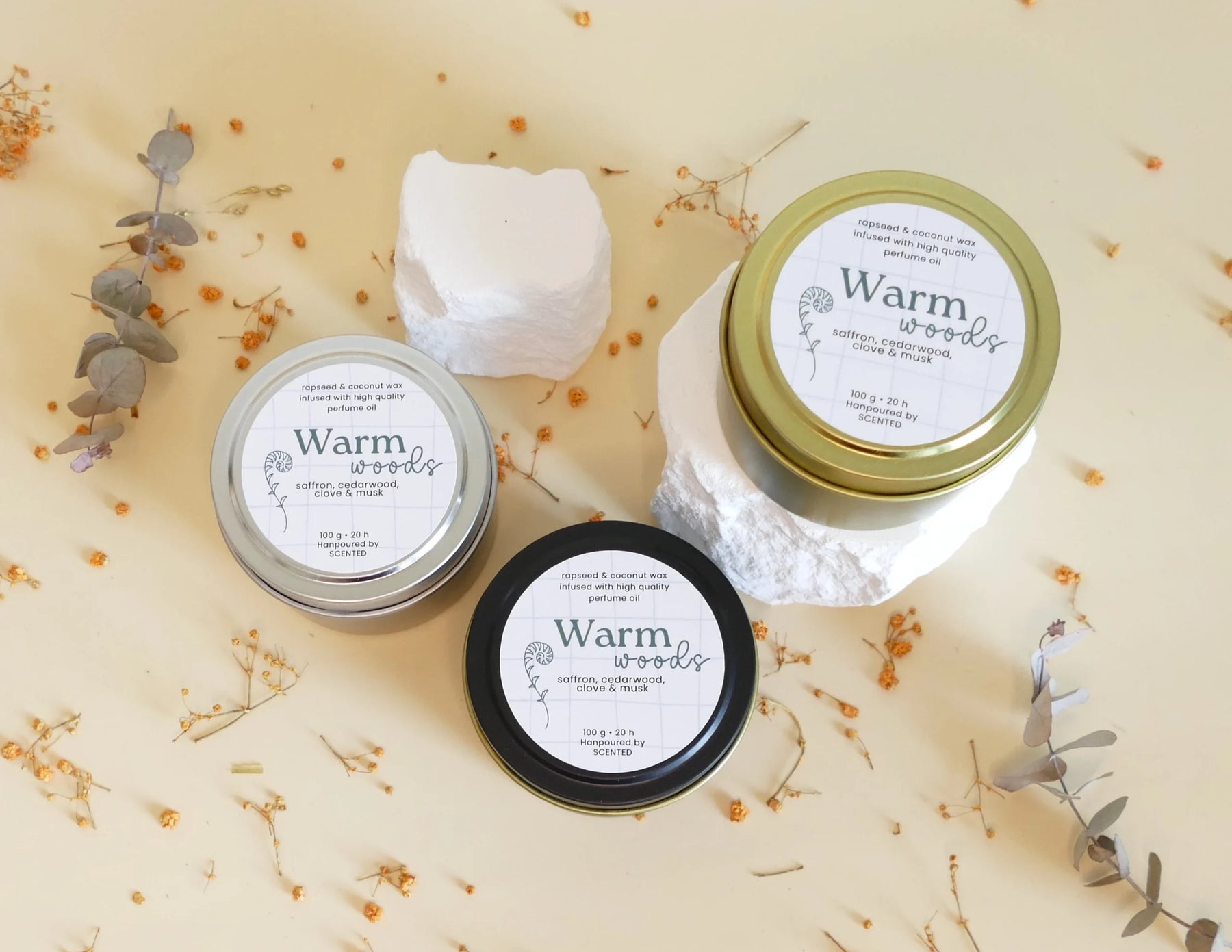 manjša dišeča sveča Warm Woods z vonjem po lesu, amberju in kašmirju