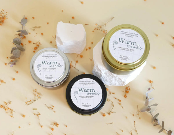 manjša dišeča sveča Warm Woods z vonjem po lesu, amberju in kašmirju