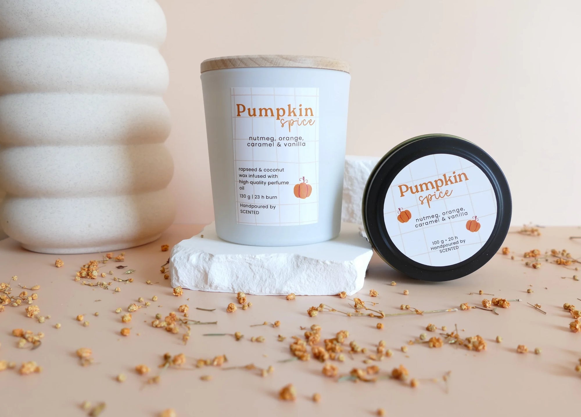 naravna dišeča sveča Pumpkin Spice z vonjem po bučni piti v steklenem kozarcu