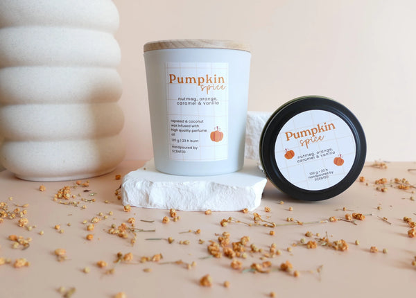 naravna dišeča sveča Pumpkin Spice z vonjem po bučni piti v steklenem kozarcu