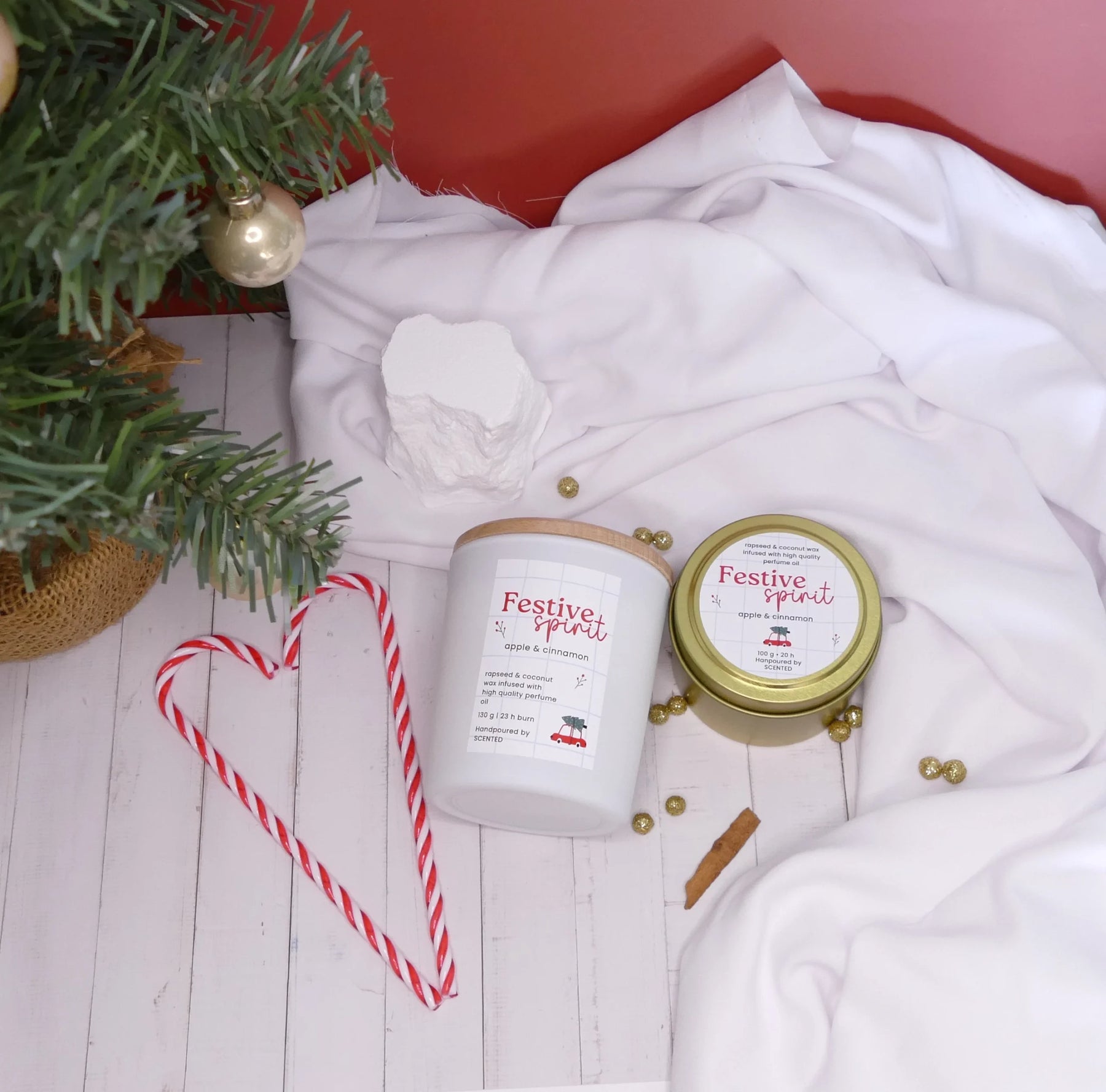 naravna dišeča sveča Festive Spirit v mat beli embalaži