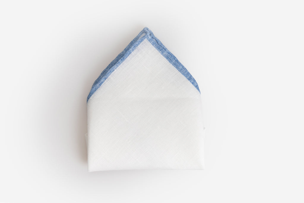 Pochette en lin blanc avec bord bleu