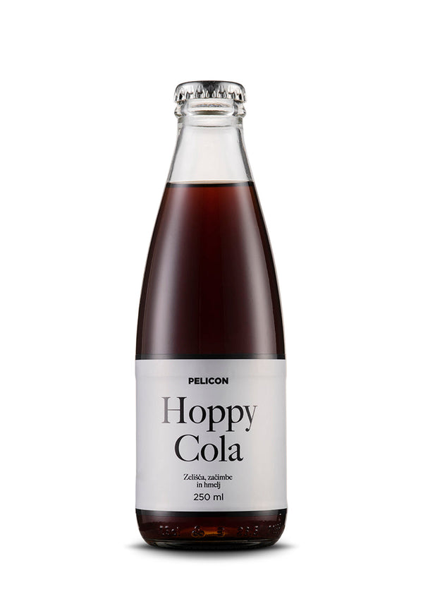 Steklenička Pelicon Hoppy Cola 250 ml na beli podlagi.
