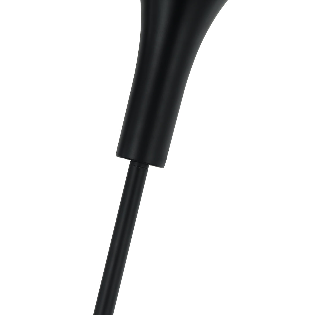 Close-up van de zwarte metalen kap en openingen van de Various Canna vloerlamp 180 cm, die sfeervol licht verspreidt.