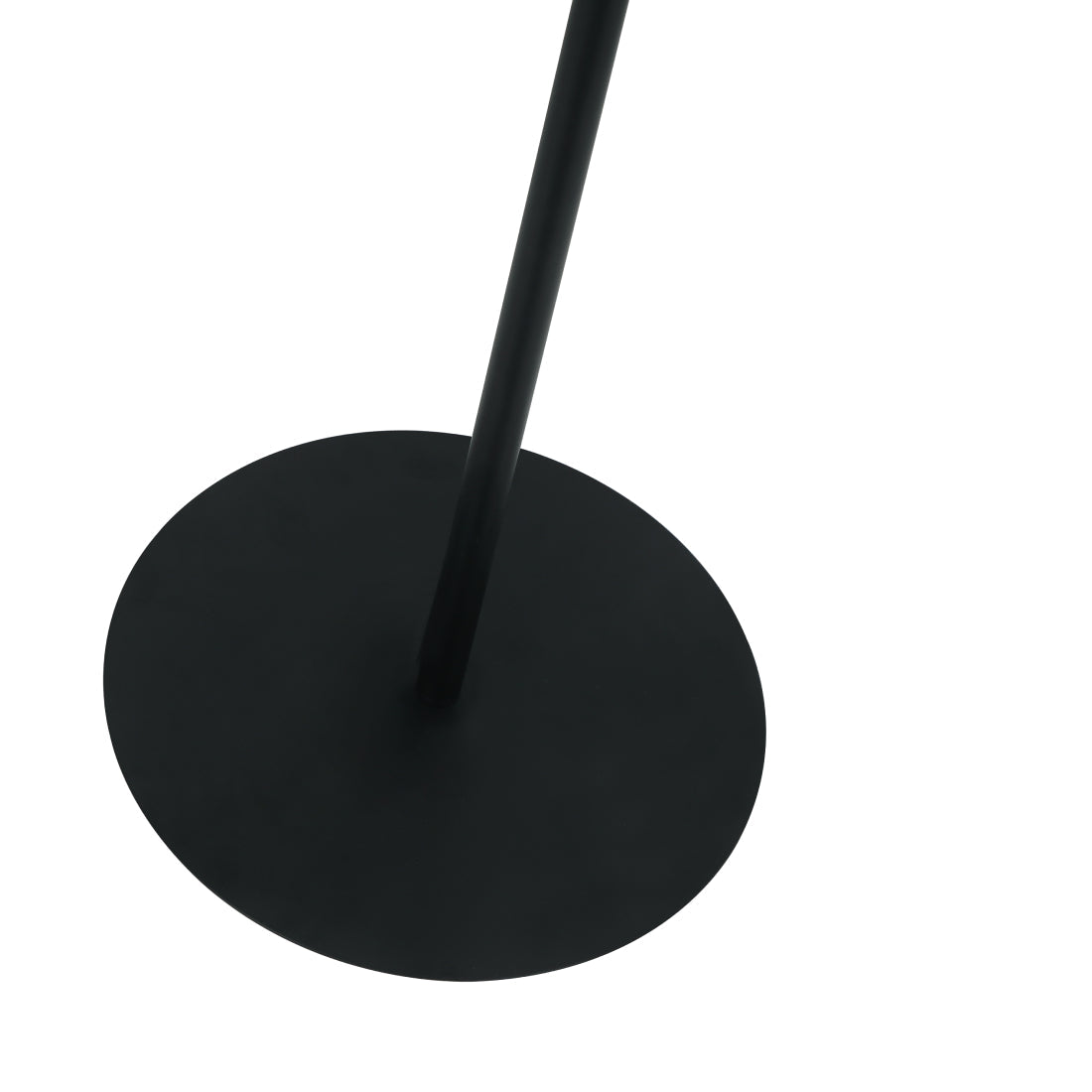 Close-up van de zwarte metalen kap en openingen van de Various Canna vloerlamp 180 cm, die sfeervol licht verspreidt.