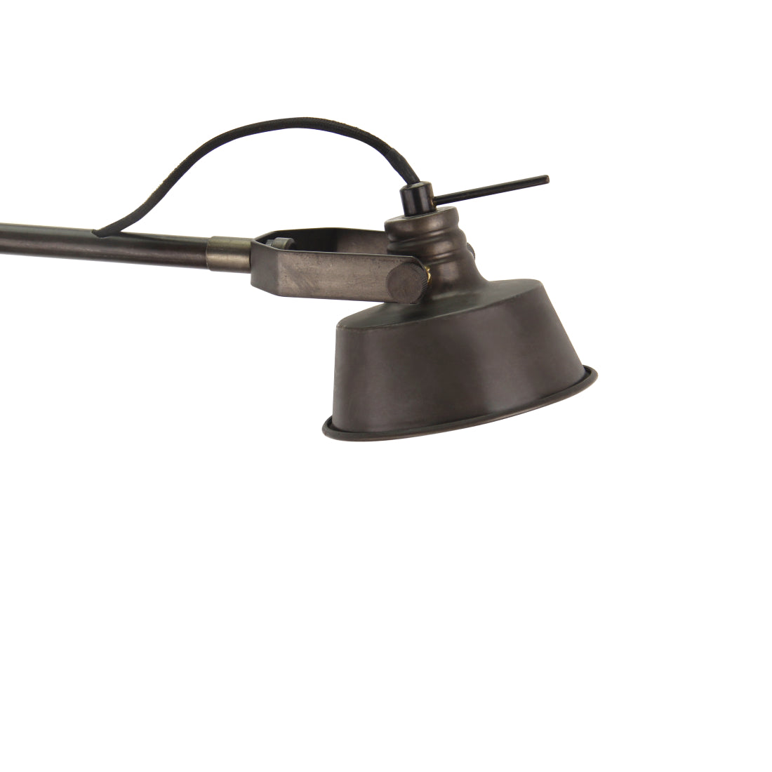 Close-up van het metalen frame en de houten voet van de Various Max vloerlamp 180 cm hoog.