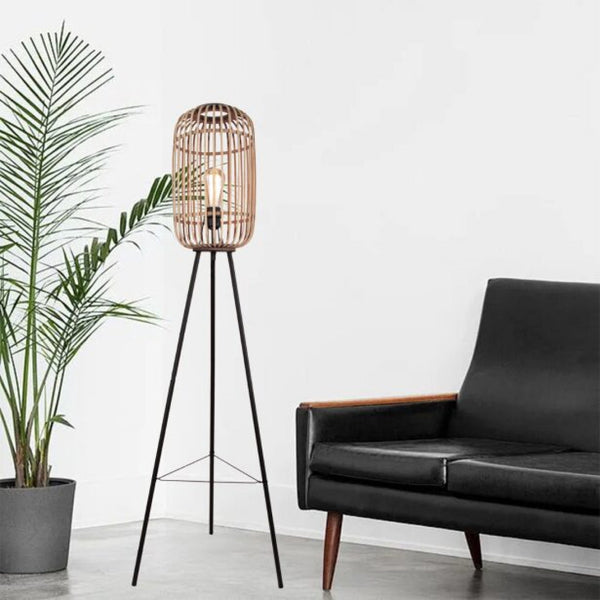 Various Woven vloerlamp Ø22 cm, 130 cm hoog, geplaatst in een woonkamer of leeshoek, die warme sfeerverlichting verspreidt.